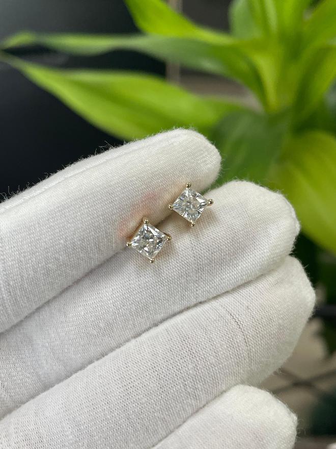 超美的一款公主方钻石耳钉开元棋牌app随意搭配都(图1) 超美的一款公主方钻石耳钉开元棋牌app随意搭配都(图1)